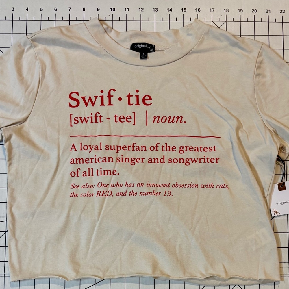 NWT Originality Taylor Swift Juniors Small Cream‎ Swiftie Tee